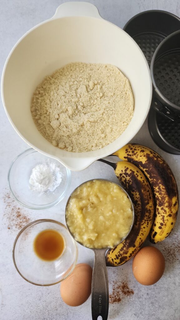 ingredients for a smash cake: mashed banana, almond flour, vanilla, cinnamon, baking powder